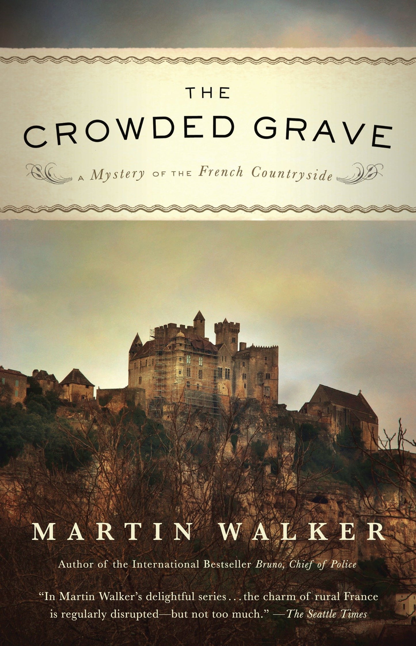The Crowded Grave - A Mystery of the French Countryside (Bruno, Chief of Police Series) (Book:4)