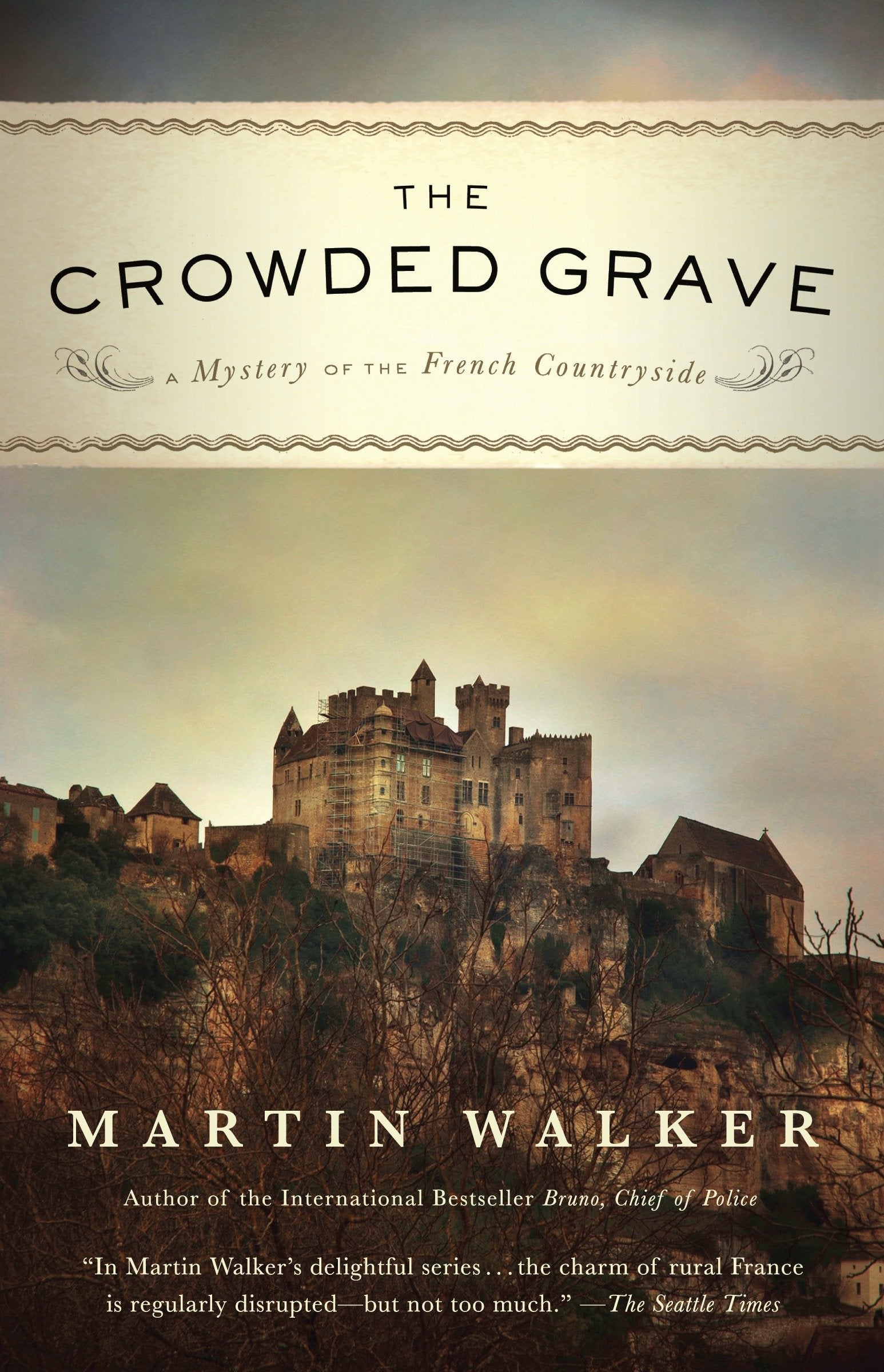 The Crowded Grave - A Mystery of the French Countryside (Bruno, Chief of Police Series) (Book:4)