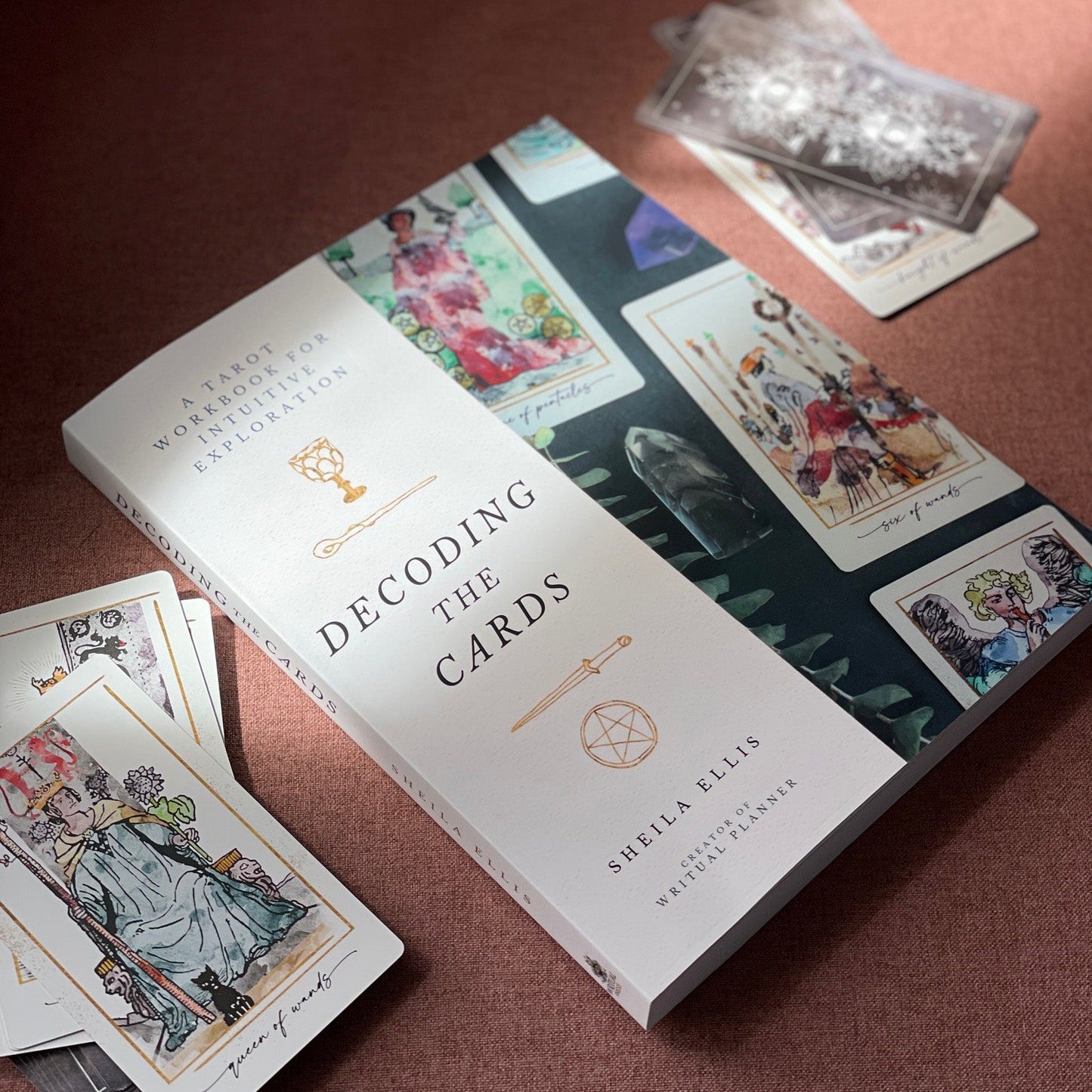 Descifrando las cartas: Un libro de Tarot para la exploración intuitiva 