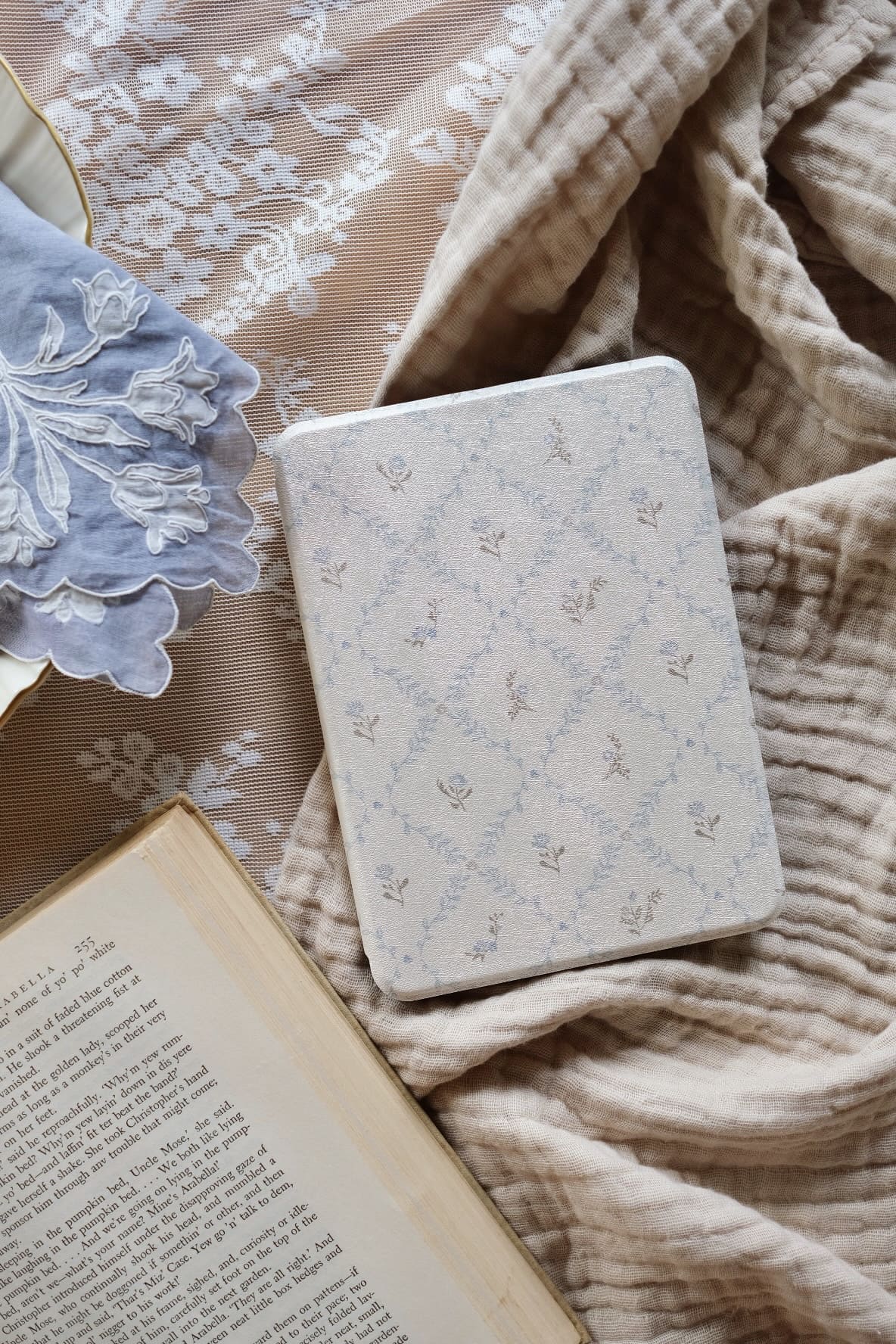 Betty - Kindle Case
